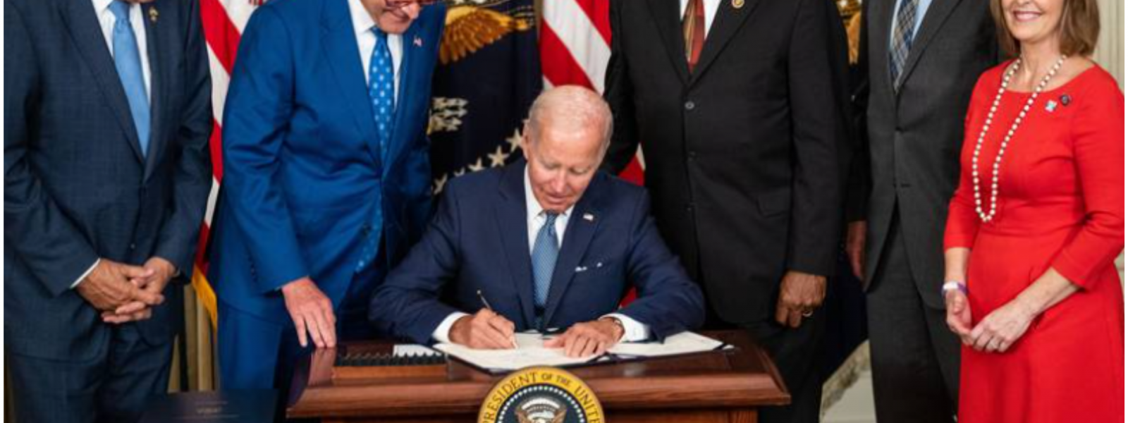 US President Joe Biden signing the Inflation Reduction Act surrounded by 5 leaders from the US Senate and House of Representatives