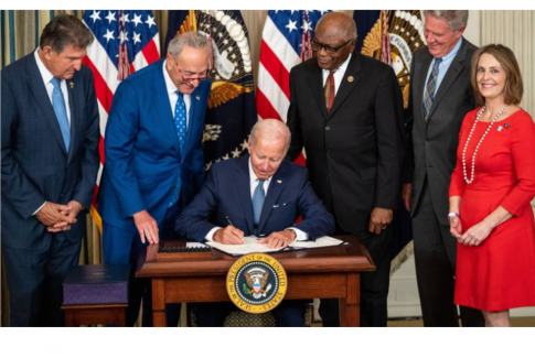 US President Joe Biden signing the Inflation Reduction Act surrounded by 5 leaders from the US Senate and House of Representatives